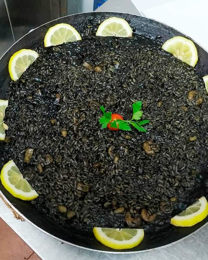 chiringuito-el-playazo-arroz-negro-min
